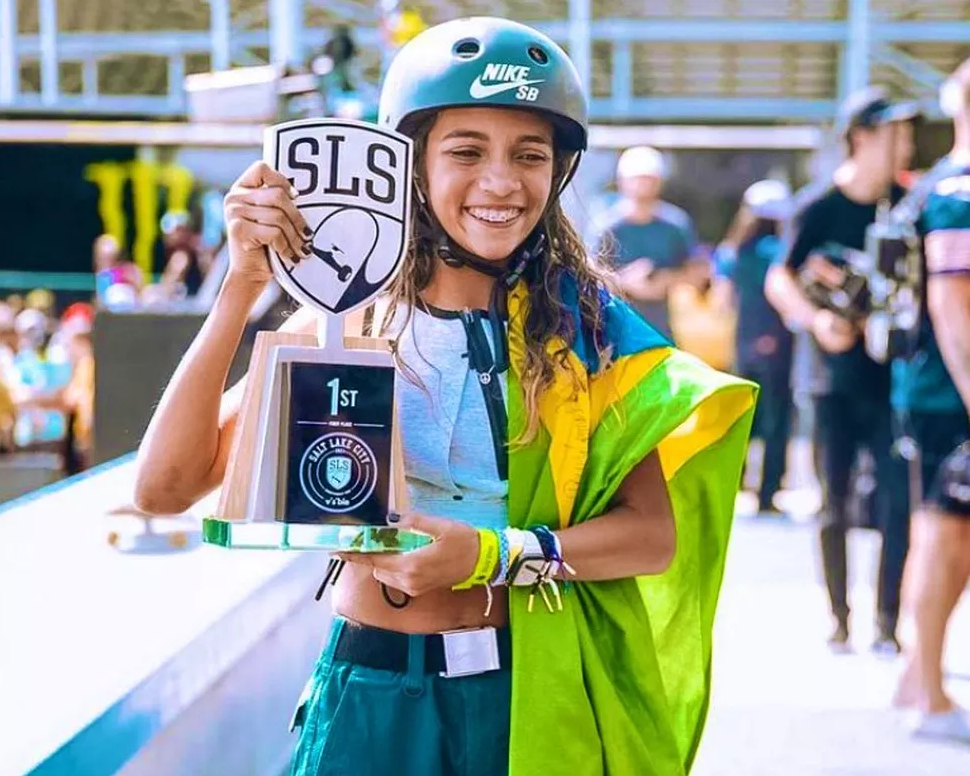Rayssa Leal com o troféu da SLS